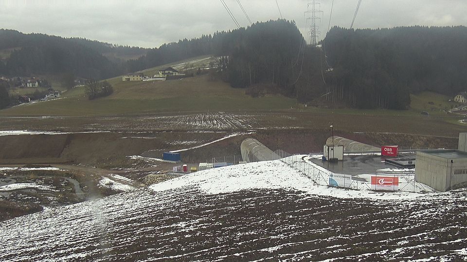 Livebild Baukamera 2 - Webcam Blick nach Nordosten 'Tunnelportal Deutsch-Grutschen' - Webcams Baustelle Koralmbahn TKGT - Tunnelkette Granitztal, Querung Granitztal (ca. 5 Minuteninterval)