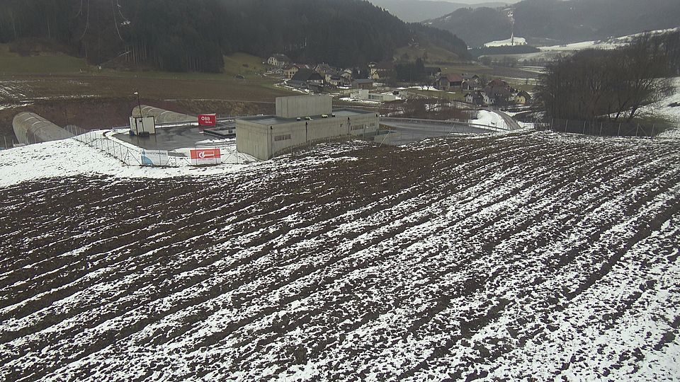 Livebild Baukamera 3 - Webcam 'Lüftungszentrale, Notausgang und Rettungsplatz' - Webcams Baustelle Koralmbahn TKGT - Tunnelkette Granitztal, Querung Granitztal (ca. 5 Minuteninterval)